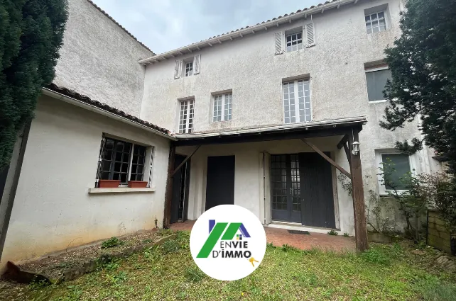Maison à Magne avec 3 chambres, garage double et potentiel d'aménagement