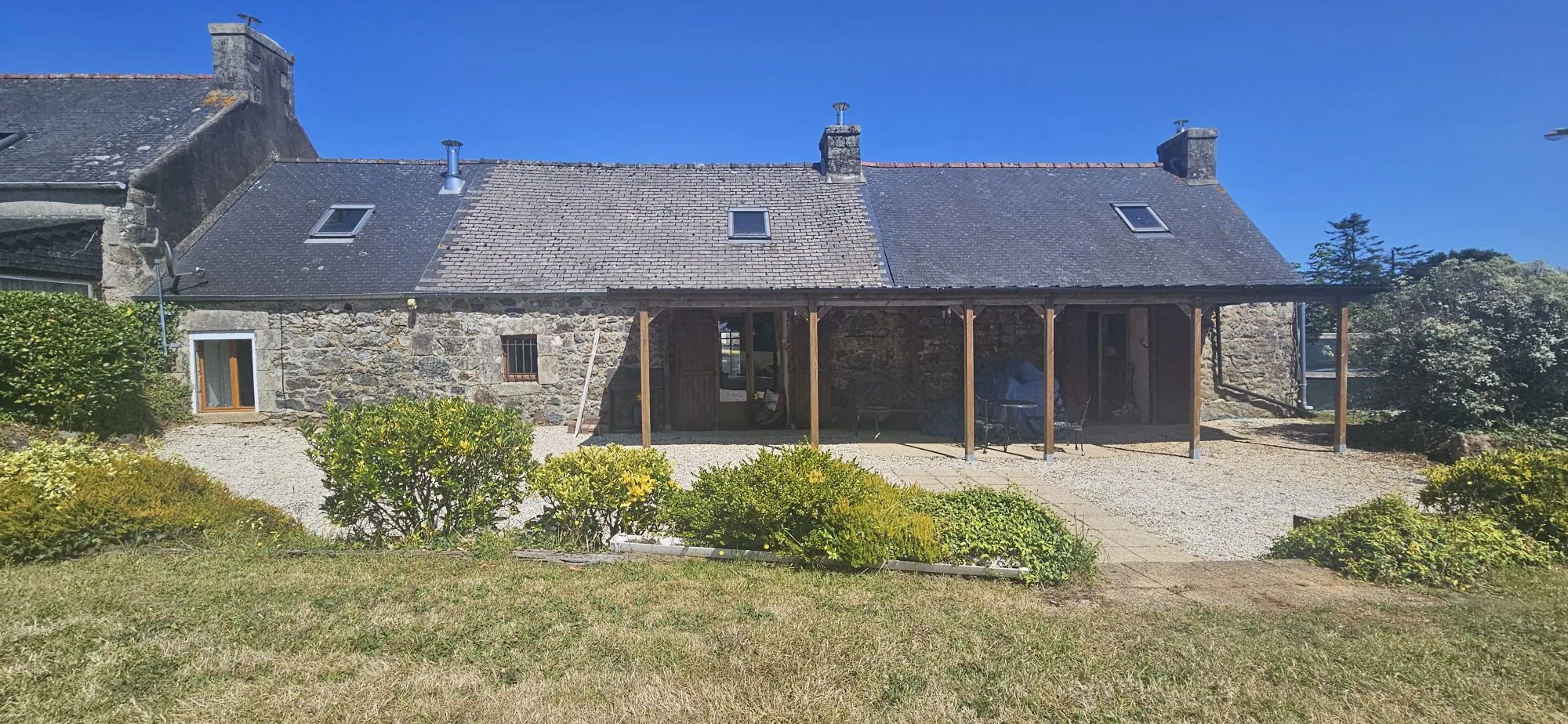 façade arrière Ensemble de deux maisons en pierre à Plourac'h avec terrain constructible – Idéal résidence ou investissement