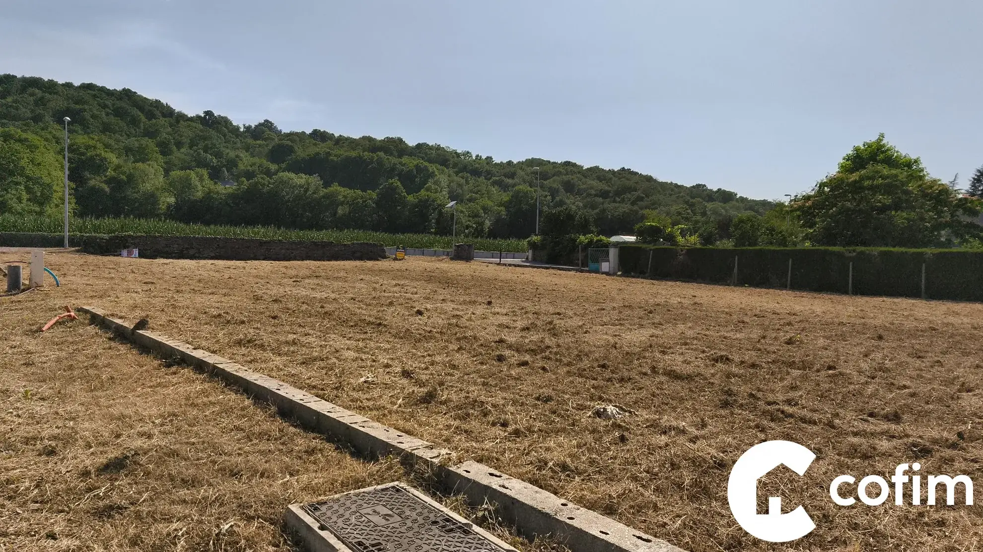 Terrain constructible à Nay de 700 m² avec raccordements complets