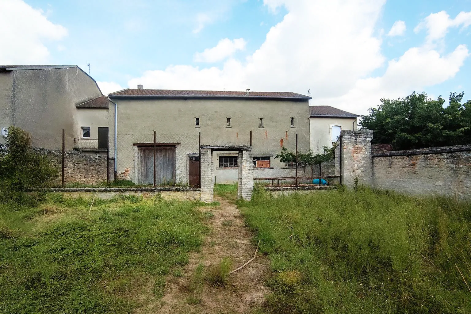 Maison de charme avec dépendances à Longuyon - 125 m², grand terrain