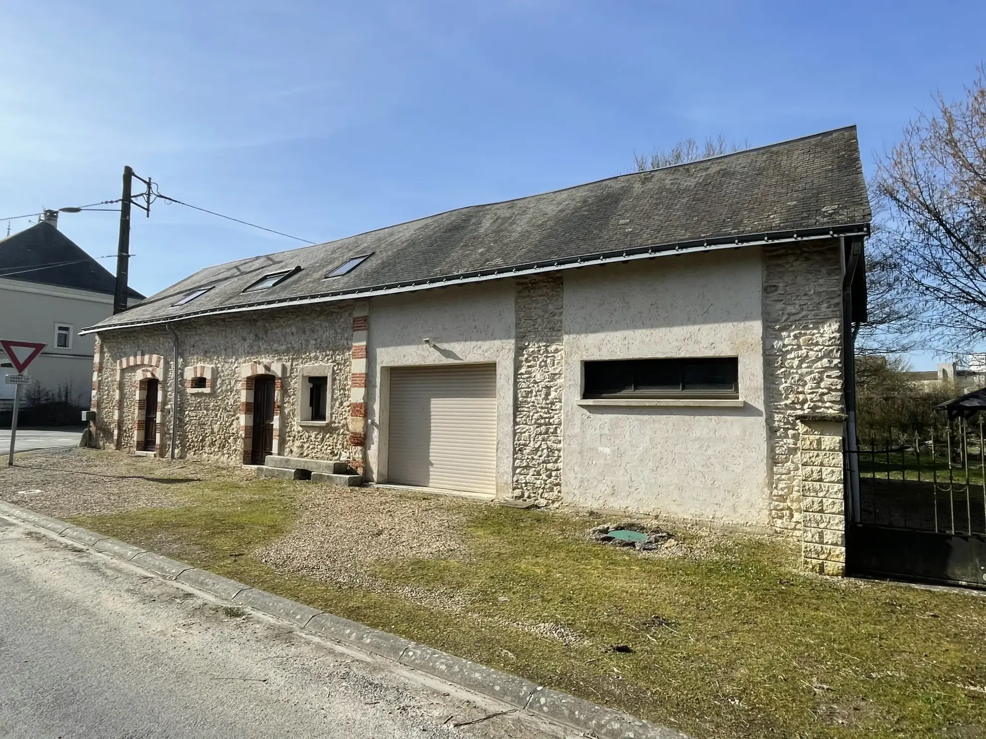 Maison ancienne rénovée avec grand terrain à Noyant - 207 m²
