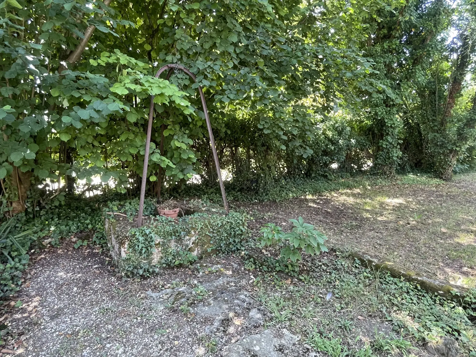 Maison ancienne à rénover avec grand terrain à Aigrefeuille d'Aunis 