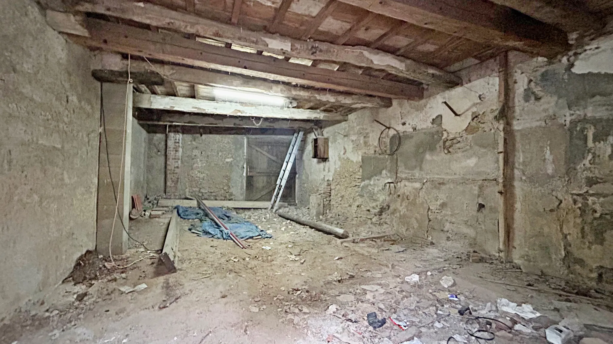 Grange à rénover avec toiture neuve en 2025 à Sallèles-d’Aude, projet sur-mesure 