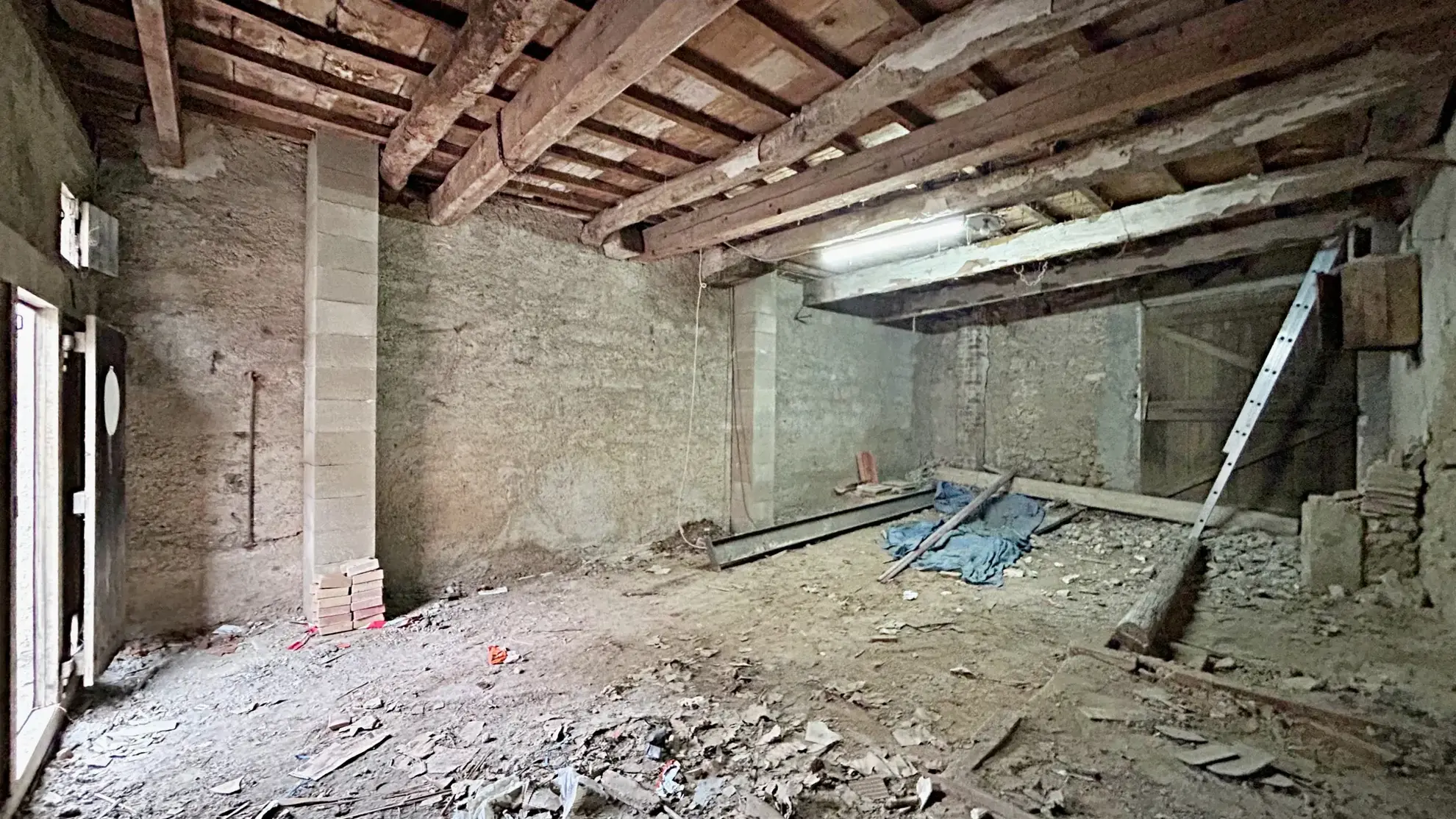 Grange à rénover avec toiture neuve en 2025 à Sallèles-d’Aude, projet sur-mesure 