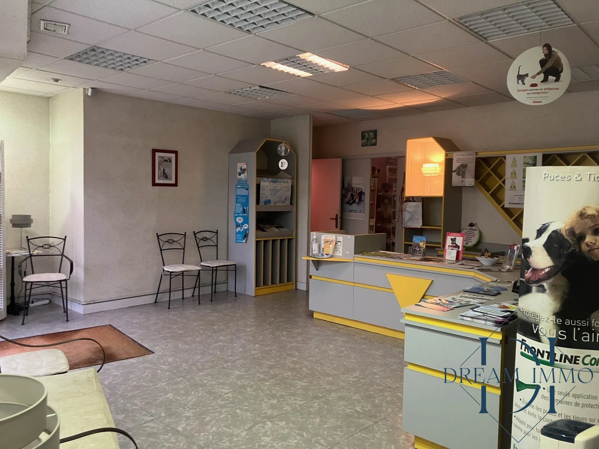 Entrée / salle d'attente Local commercial à vendre au centre de Gasny avec vitrine et stationnement