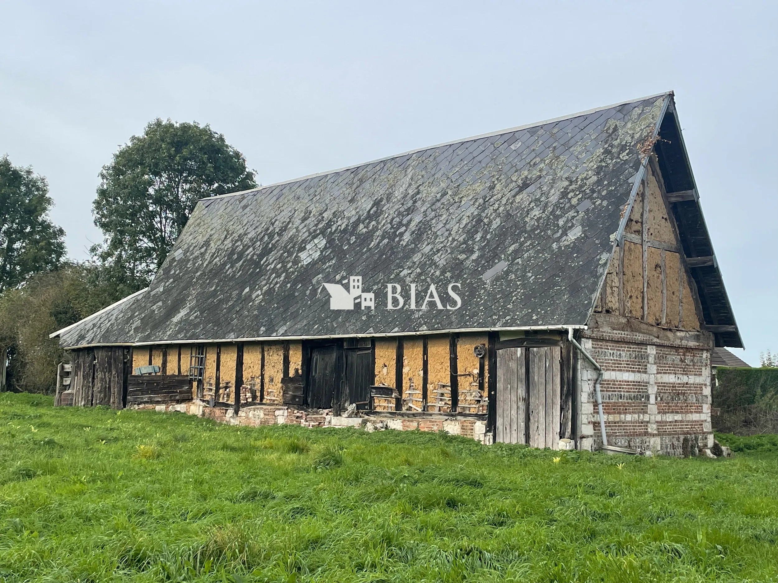 Terrain avec bâtiment normand à réhabiliter à Étréville - 1322 m²