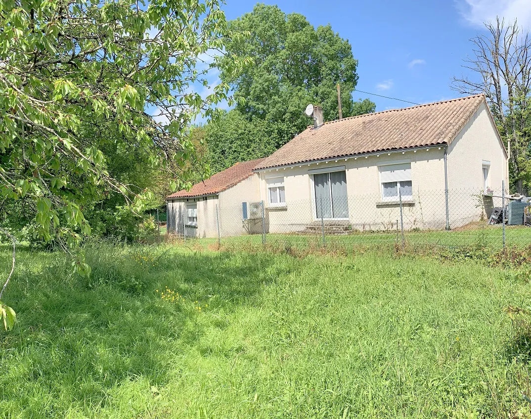 Maison de plain-pied à Aujac (17770) avec terrain de 4000 m² - 4 pièces