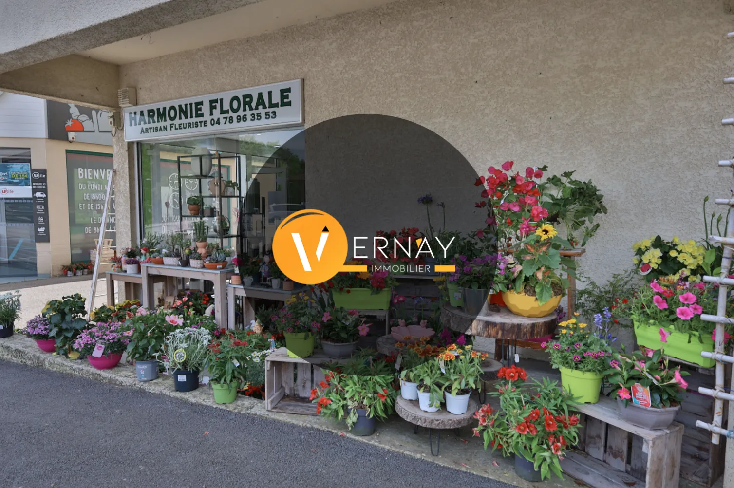 Local commercial de 30 m² à Saint-Just-Chaleyssin avec vitrines et clientèle fidèle