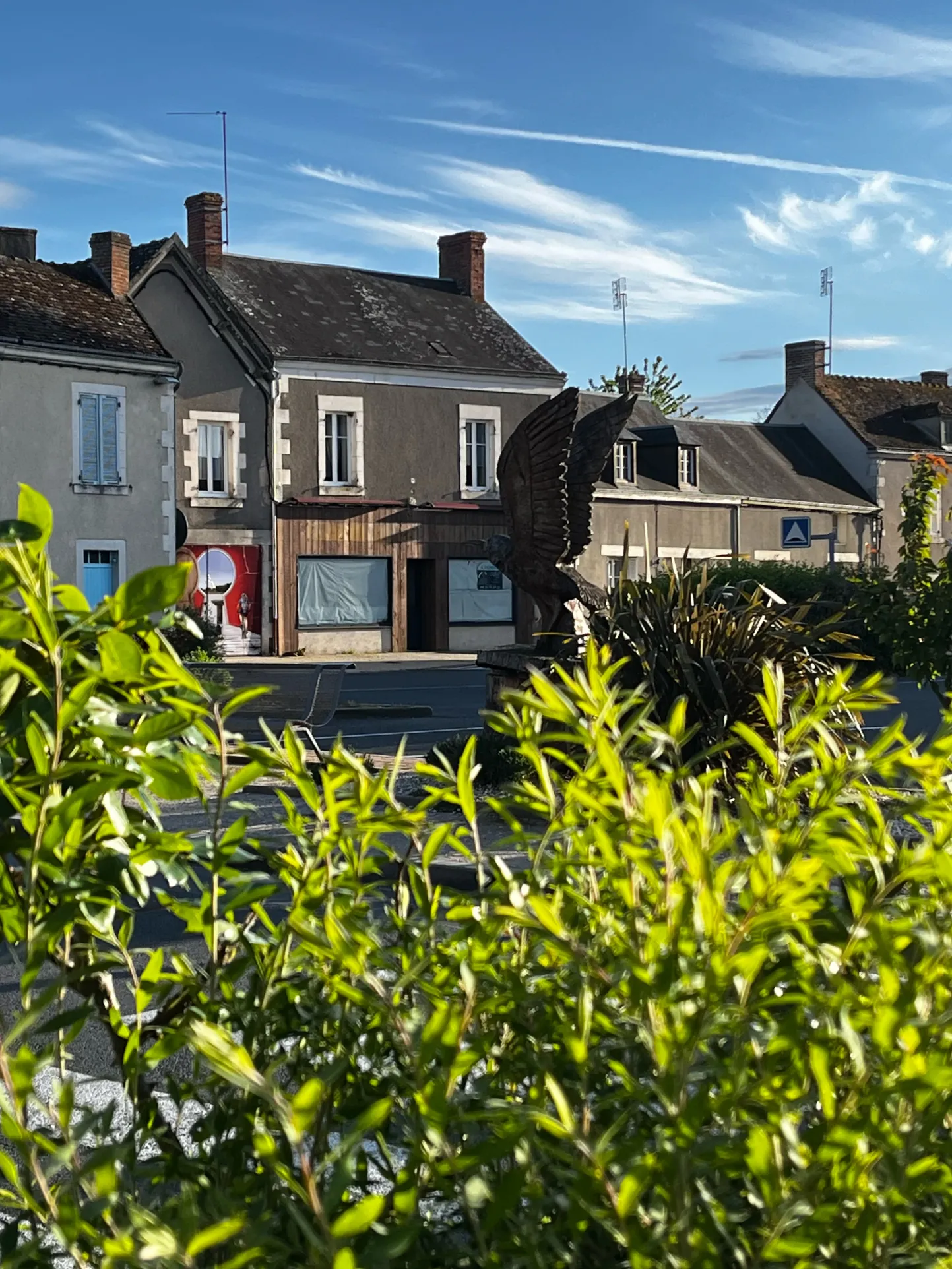 Immeuble de rapport avec local commercial, appartement rénové et cour arborée à Brenne