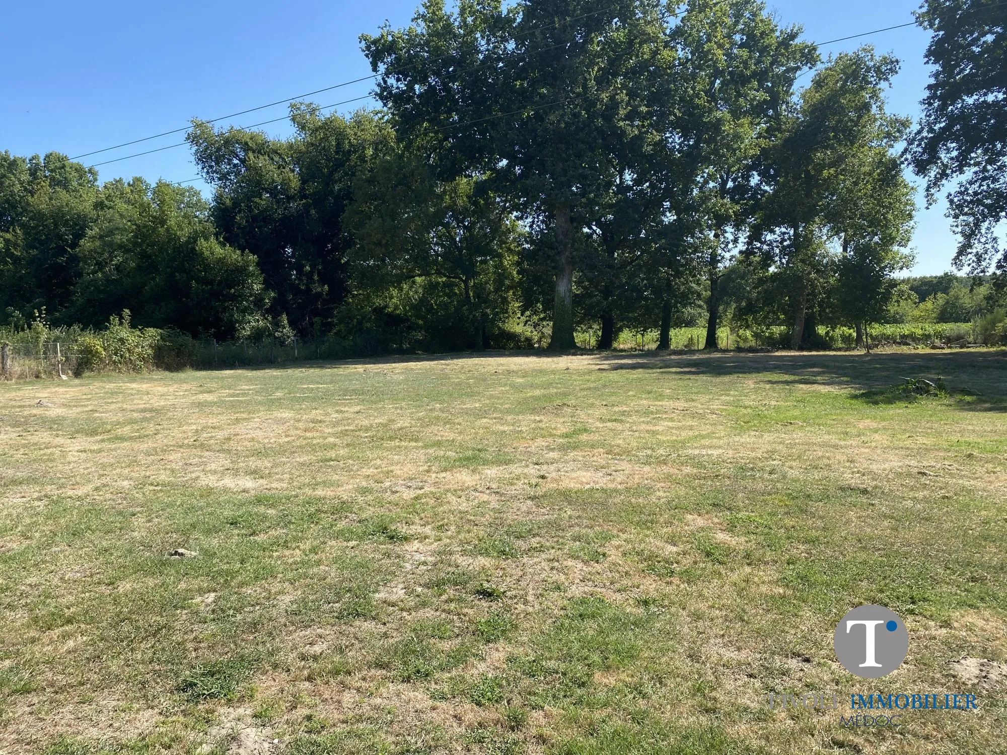 Terrain constructible de 1340 m² à Civrac-en-Médoc proche plages et centre-ville