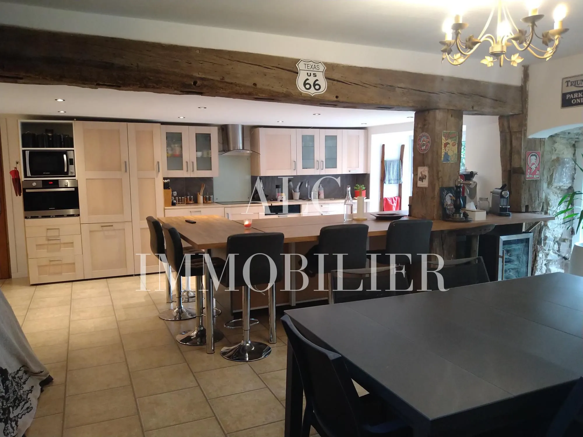 Charmante maison de campagne de 168 m² avec petite maison à rénover en bordure de rivière