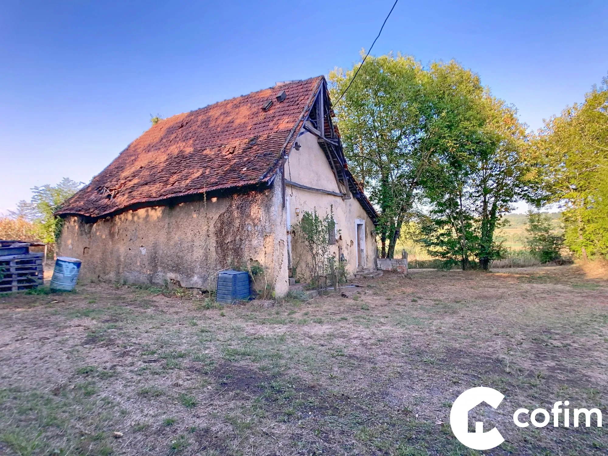 Ferme béarnaise à rénover à Garlin avec grand terrain en campagne 