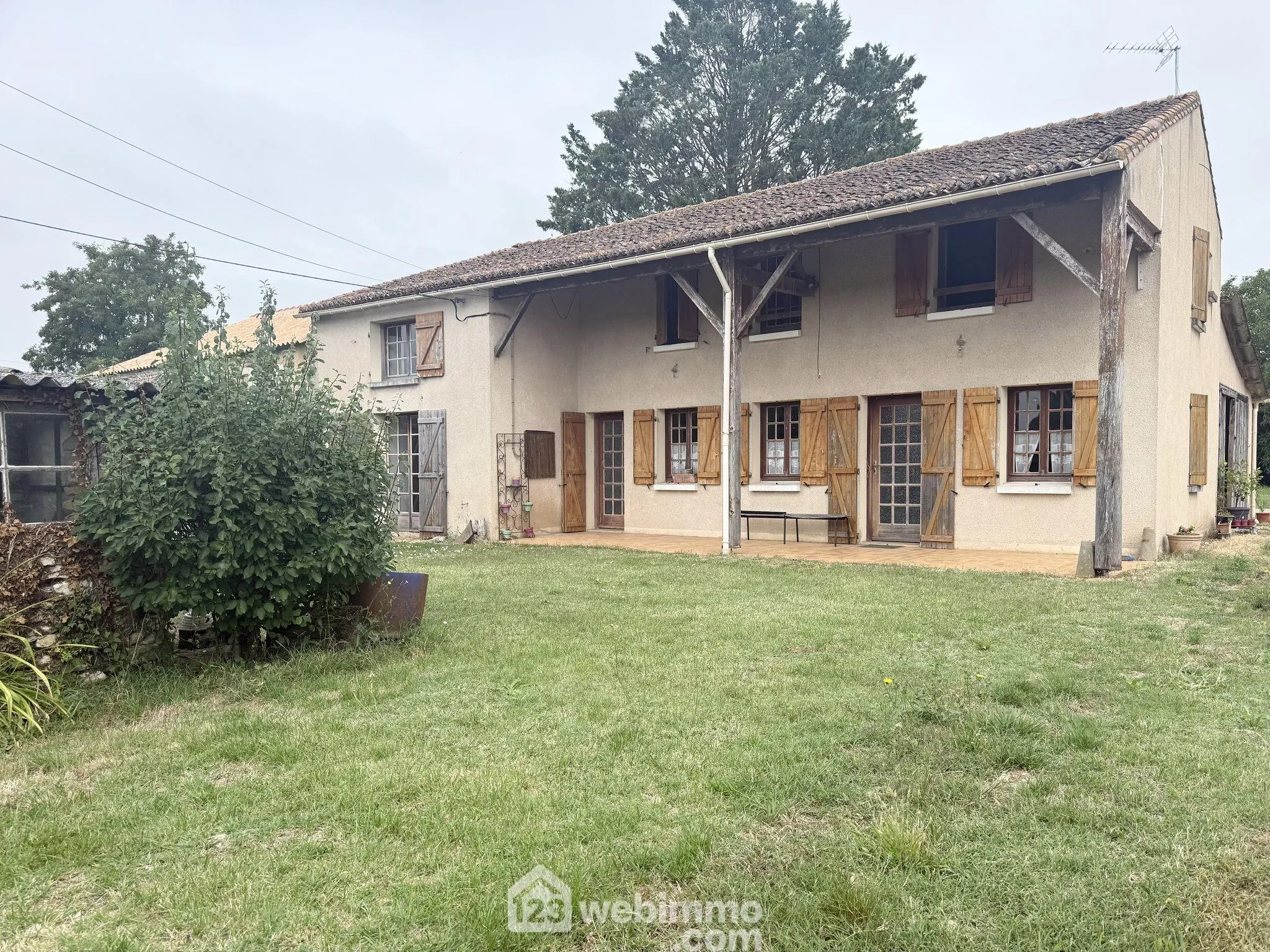 Maison de campagne avec 175 m², 4 chambres à Saint-Clair, proche Saint-Jean-de-Sauves 