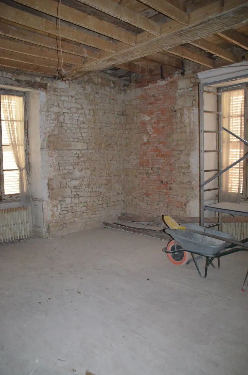 Maison ancienne à rénover au centre de Saint Jean d'Hermine avec jardin et potentiel énorme 