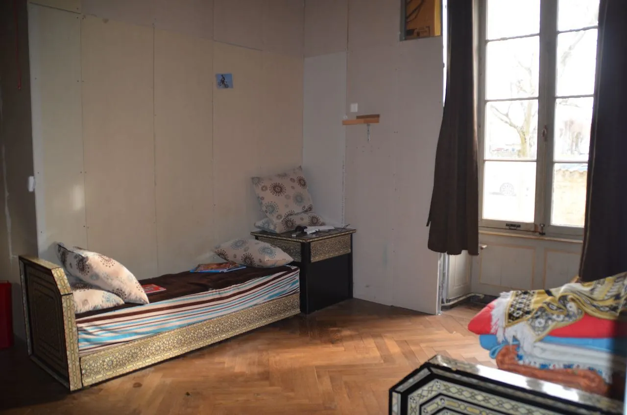 Maison ancienne à rénover au centre de Saint Jean d'Hermine avec jardin et potentiel énorme 