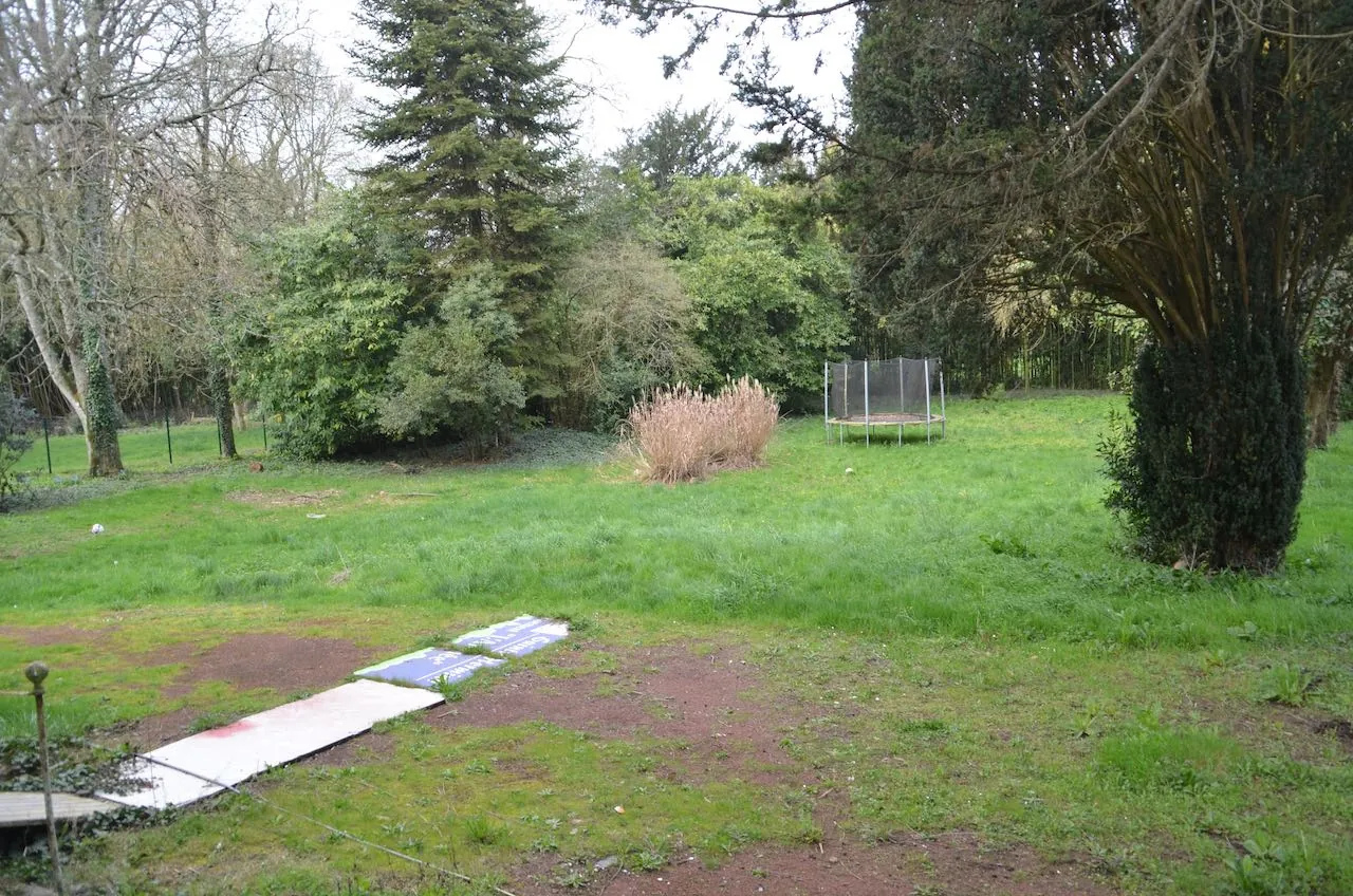 Maison ancienne à rénover au centre de Saint Jean d'Hermine avec jardin et potentiel énorme 