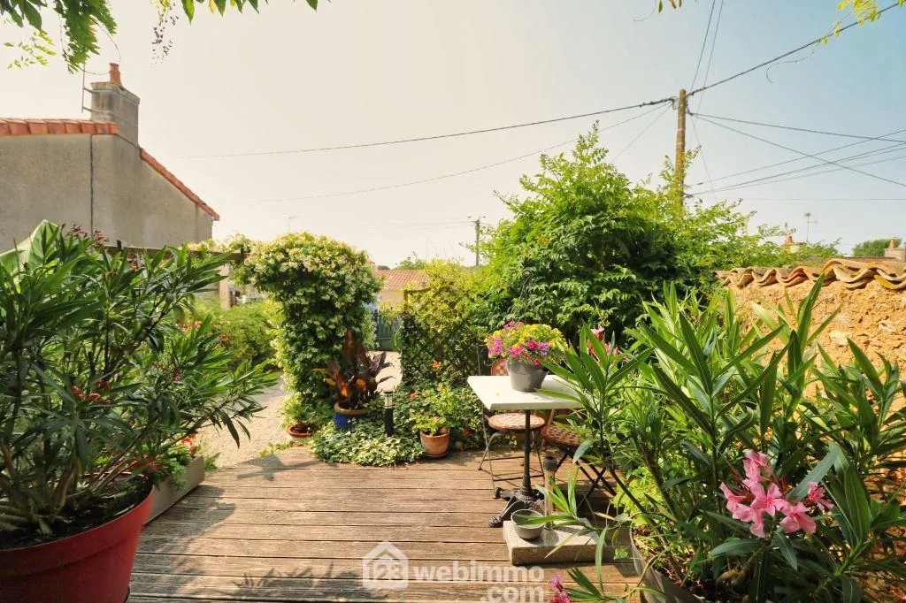 Maison en pierre de 134 m² à Marigny-Chemereau avec jardin et grange aménageable 
