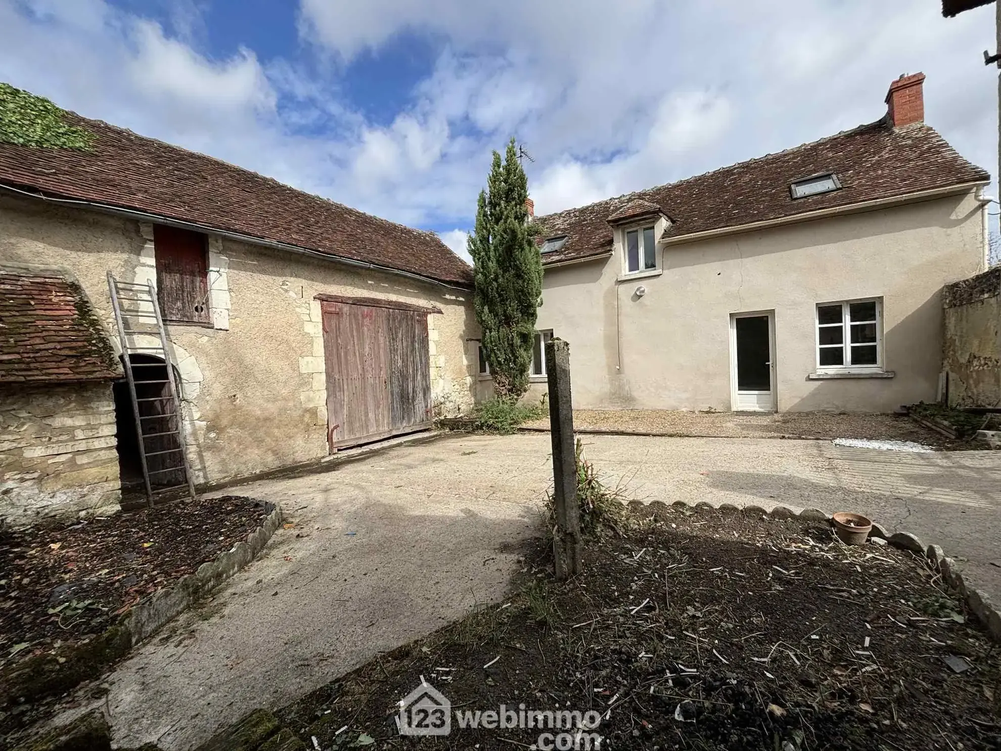 Maison ancienne en pierre à Les Ormes - 94 m² avec cour et dépendances