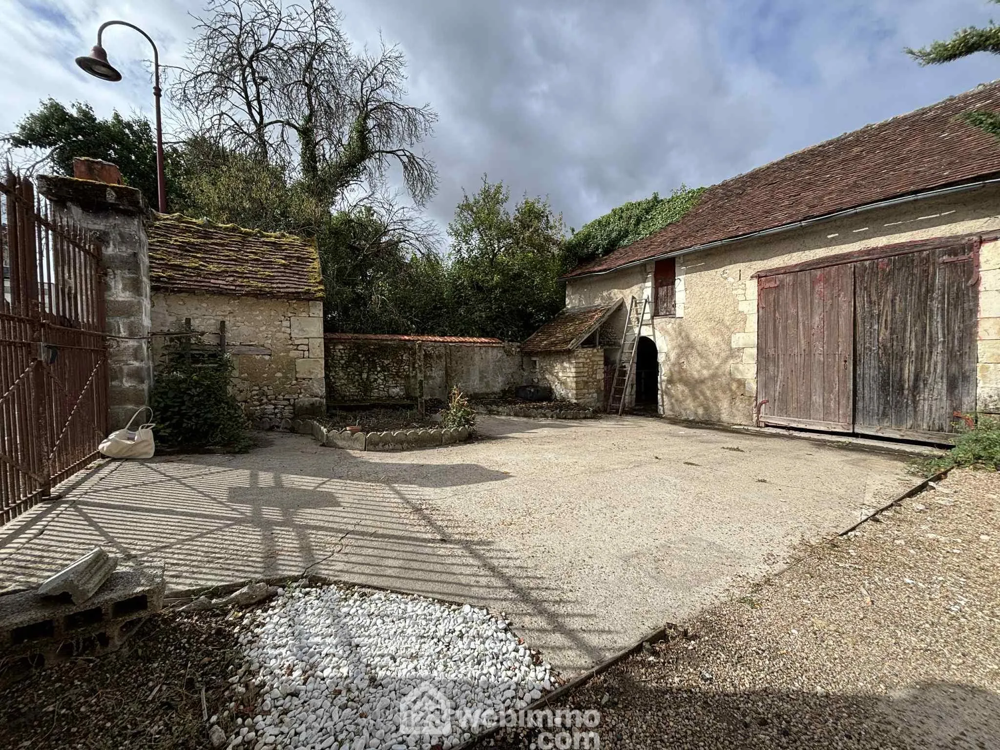 Maison ancienne en pierre à Les Ormes - 94 m² avec cour et dépendances 