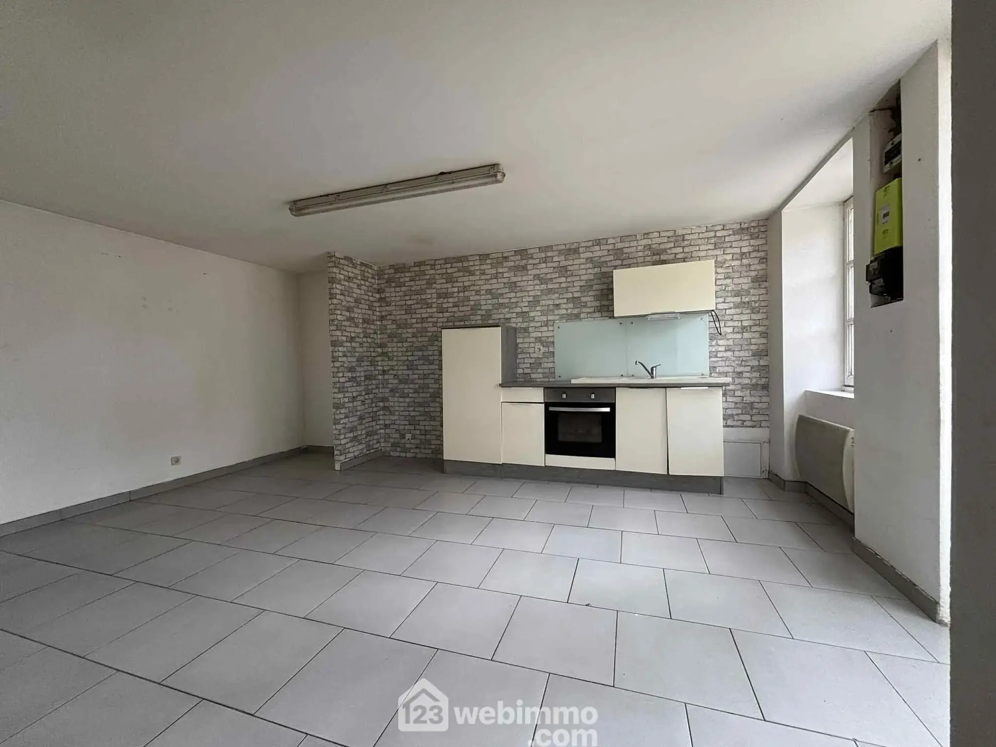 Maison ancienne en pierre à Les Ormes - 94 m² avec cour et dépendances 