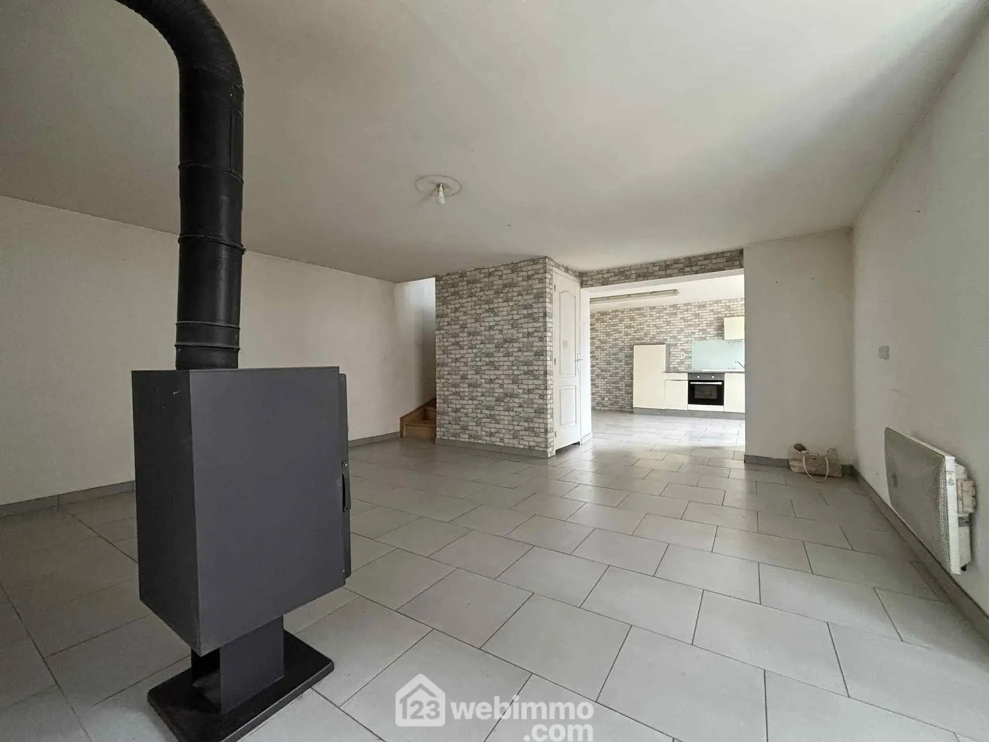 Maison ancienne en pierre à Les Ormes - 94 m² avec cour et dépendances 