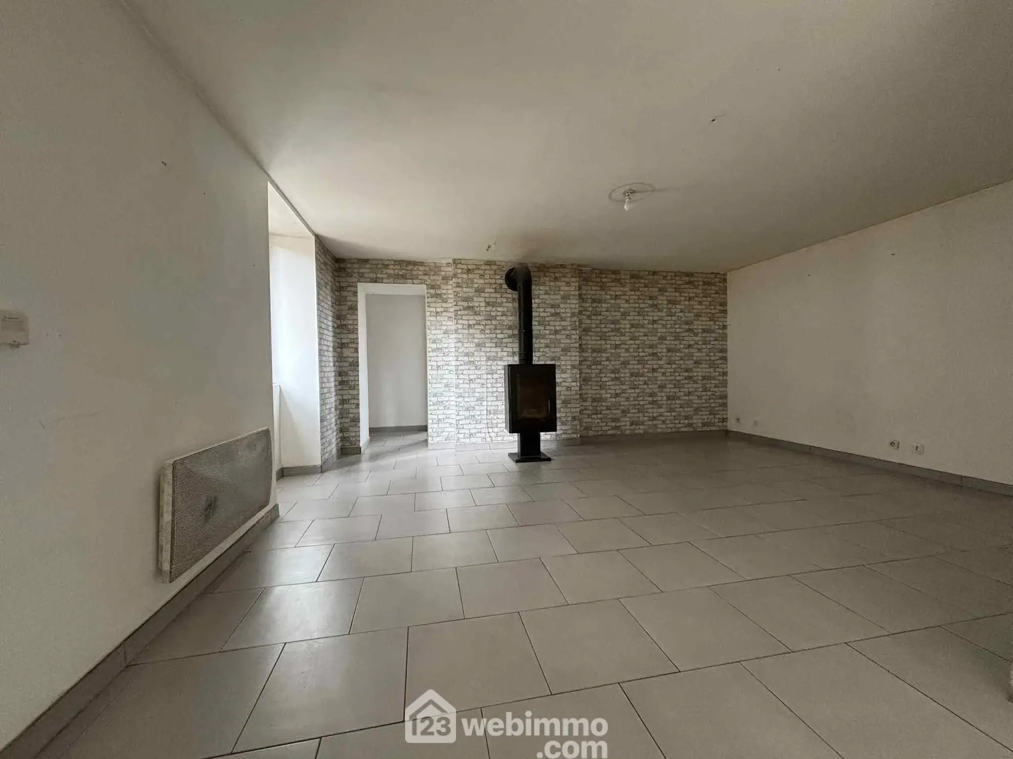 Maison ancienne en pierre à Les Ormes - 94 m² avec cour et dépendances 