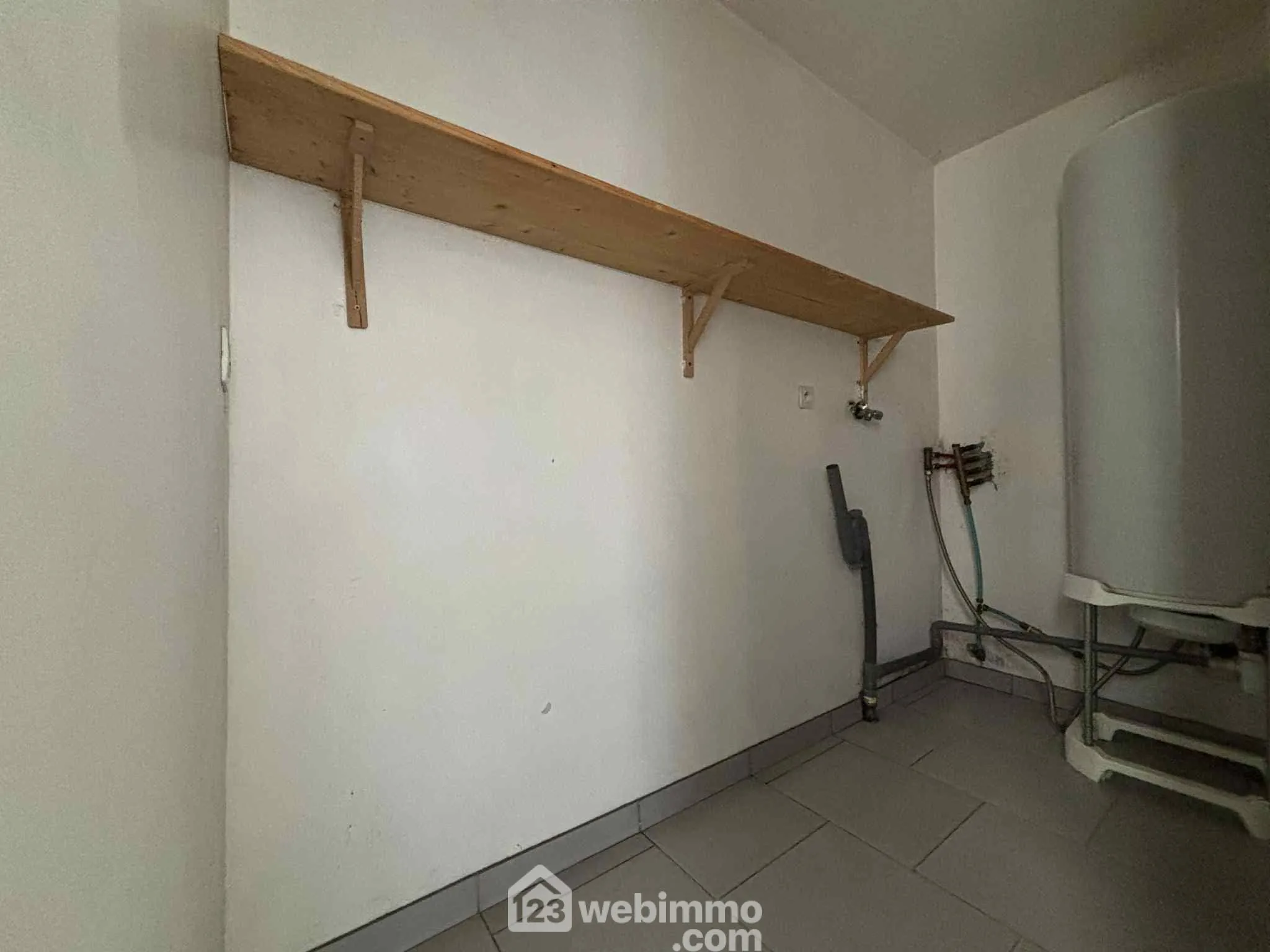 Maison ancienne en pierre à Les Ormes - 94 m² avec cour et dépendances 