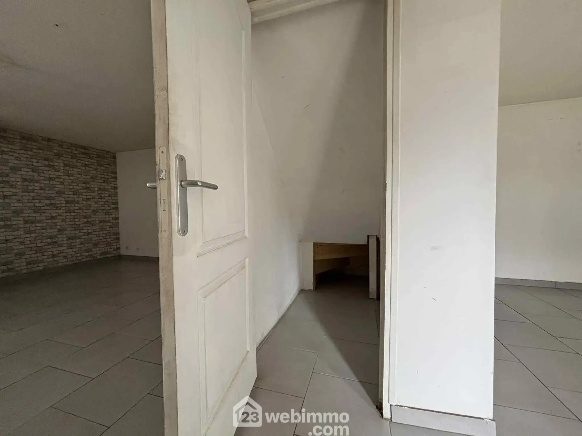 Maison ancienne en pierre à Les Ormes - 94 m² avec cour et dépendances 