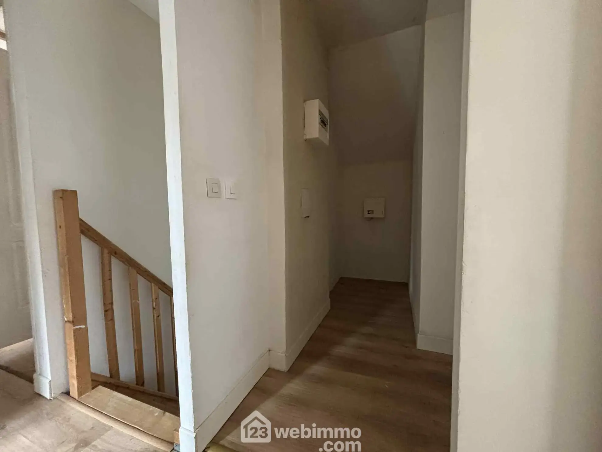 Maison ancienne en pierre à Les Ormes - 94 m² avec cour et dépendances 