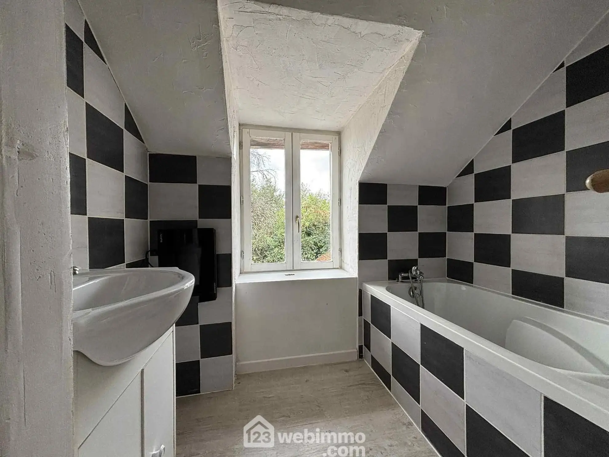 Maison ancienne en pierre à Les Ormes - 94 m² avec cour et dépendances 