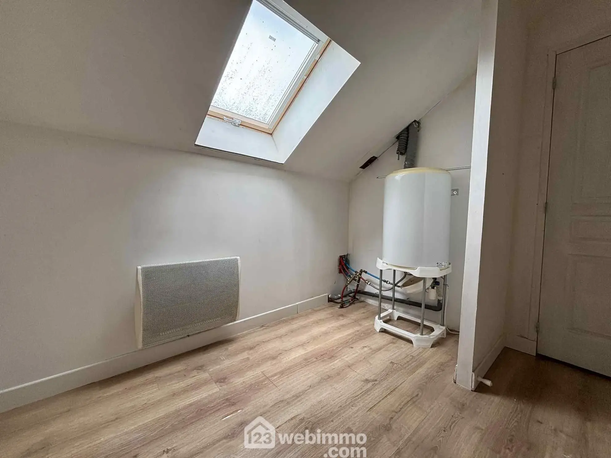 Maison ancienne en pierre à Les Ormes - 94 m² avec cour et dépendances 