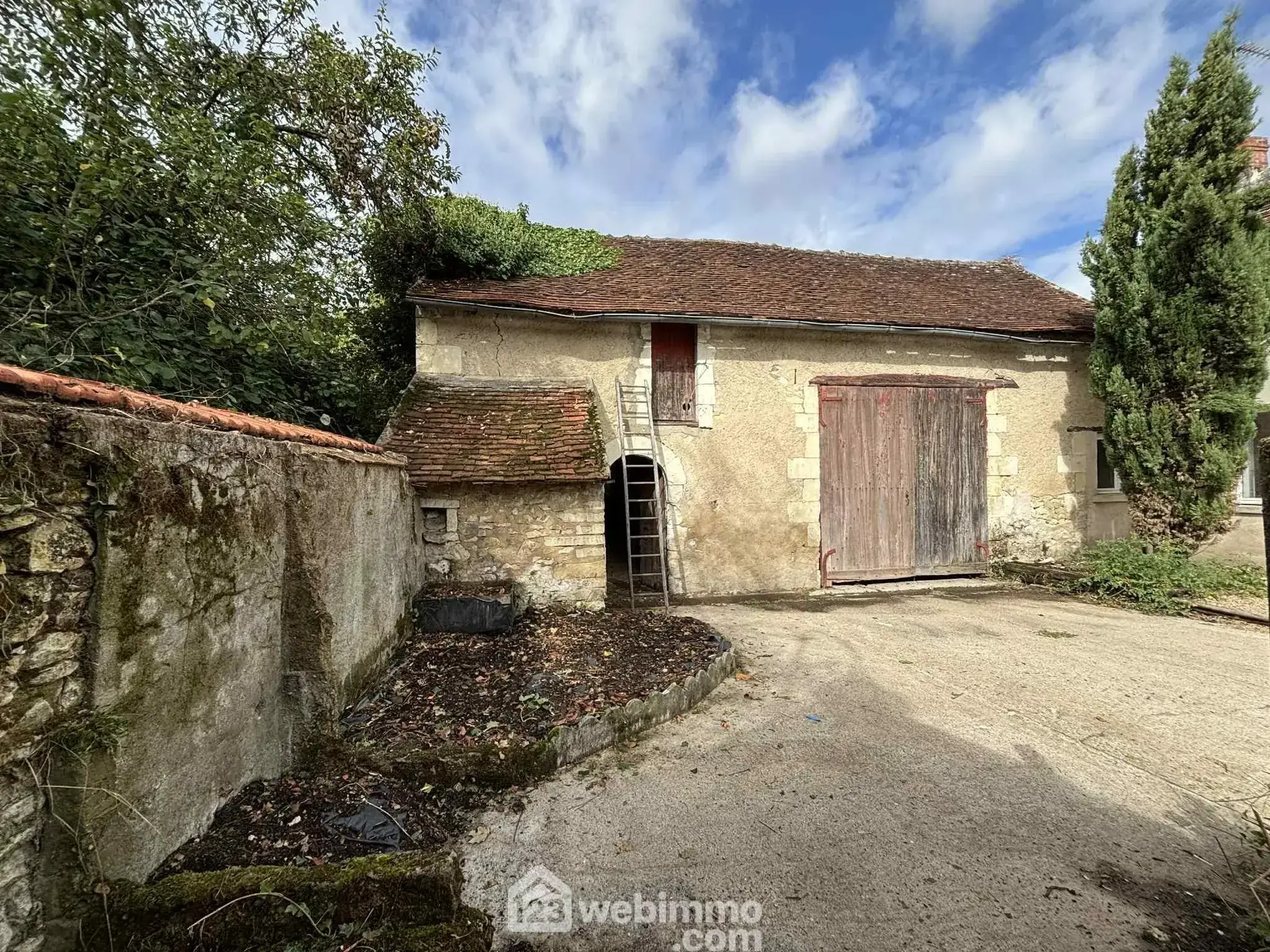 Maison ancienne en pierre à Les Ormes - 94 m² avec cour et dépendances 
