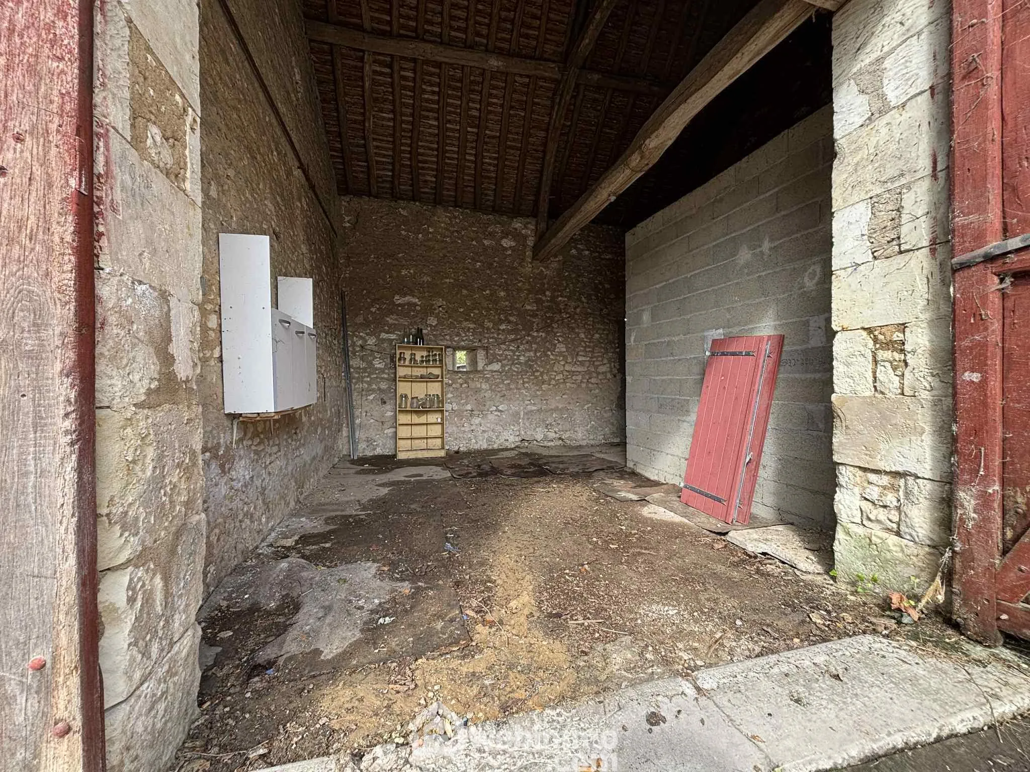 Maison ancienne en pierre à Les Ormes - 94 m² avec cour et dépendances 