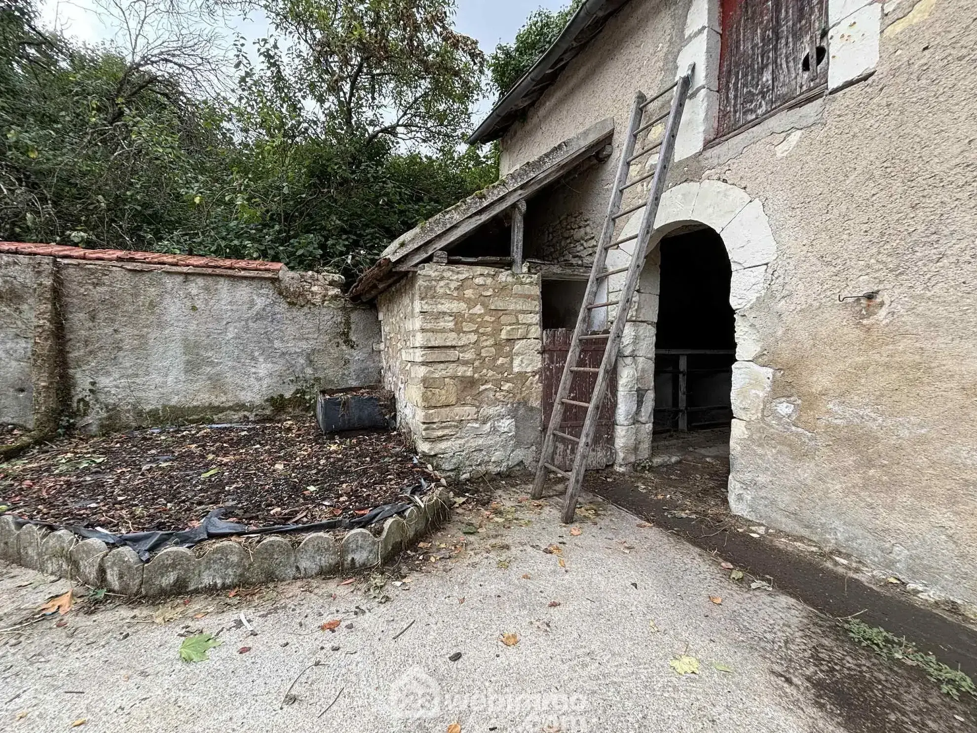 Maison ancienne en pierre à Les Ormes - 94 m² avec cour et dépendances 