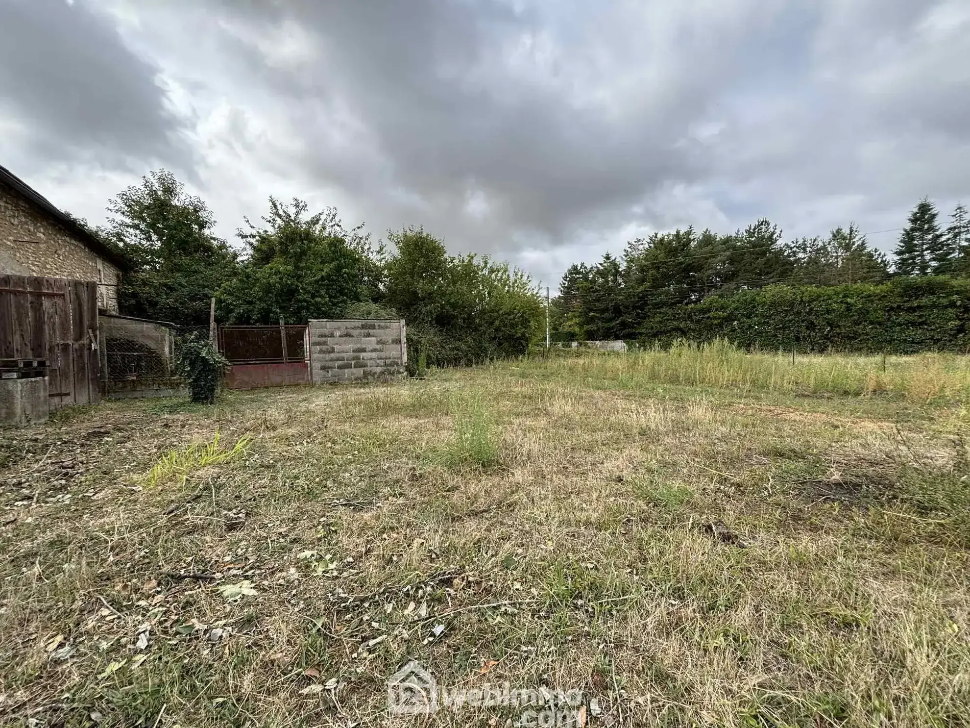 Maison ancienne en pierre à Les Ormes - 94 m² avec cour et dépendances 