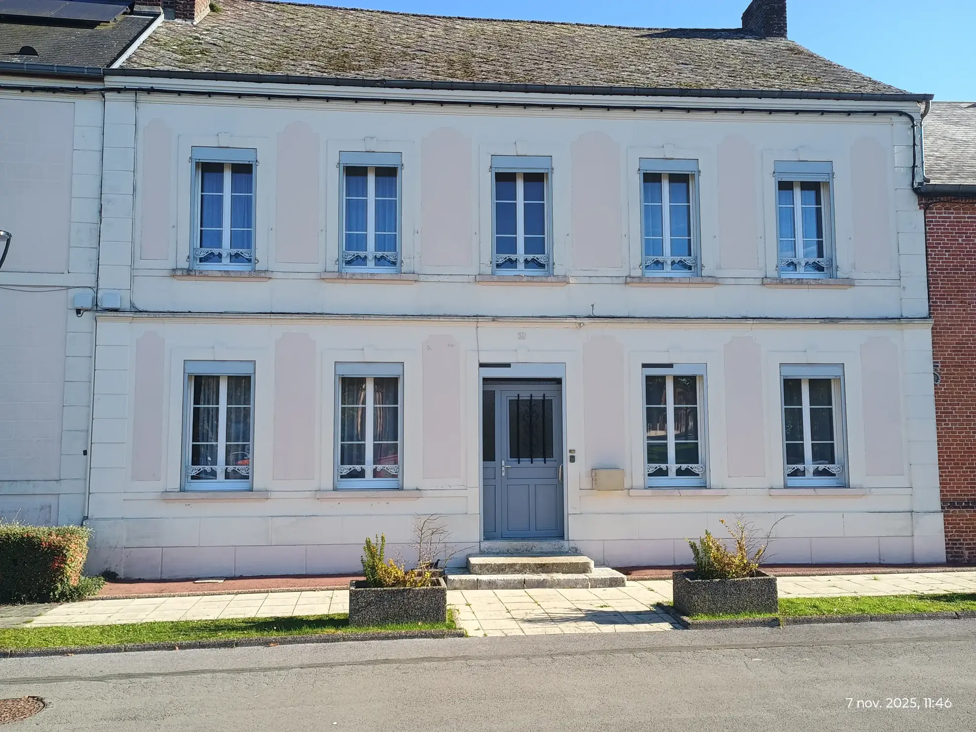 Grande maison mitoyenne à Saint-Michel, séjour spacieux, jardin arboré, proche frontière belge