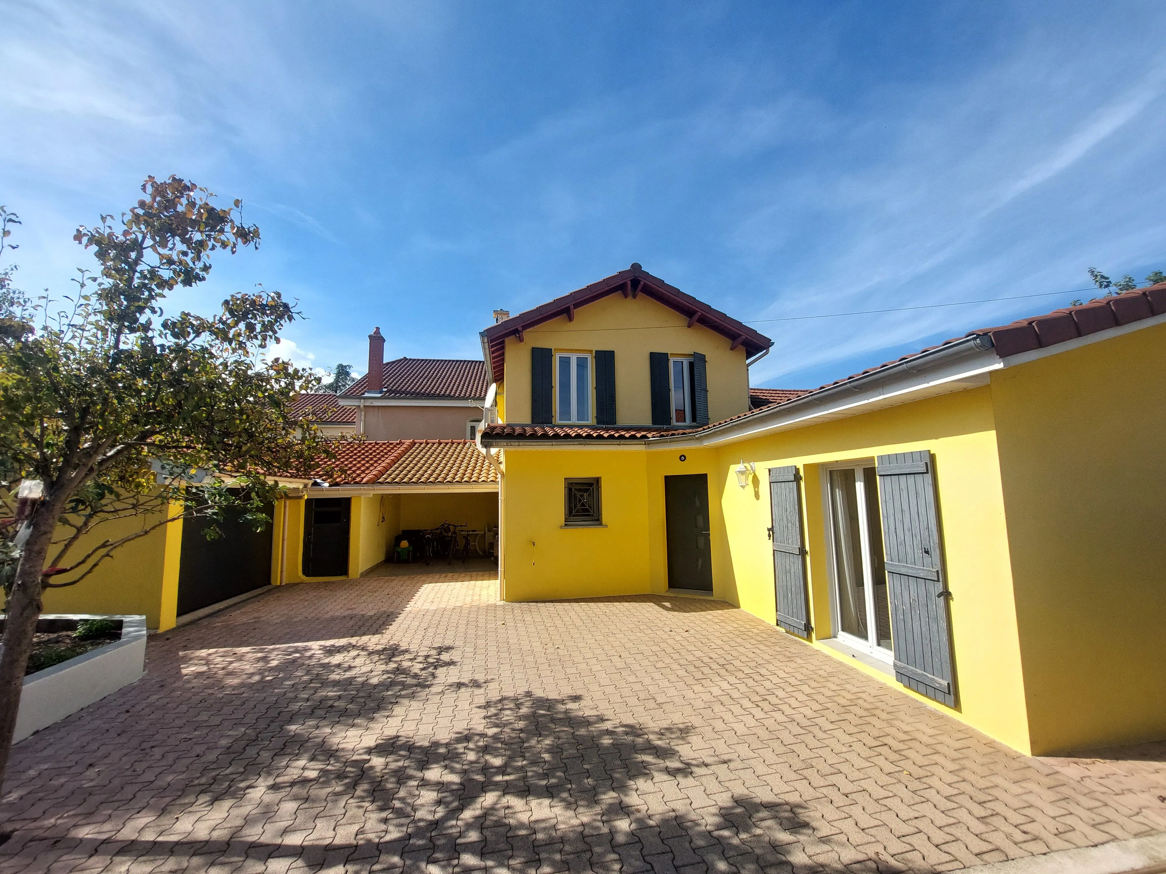 Maison à vendre en plein centre de Montbrison avec terrain et garage