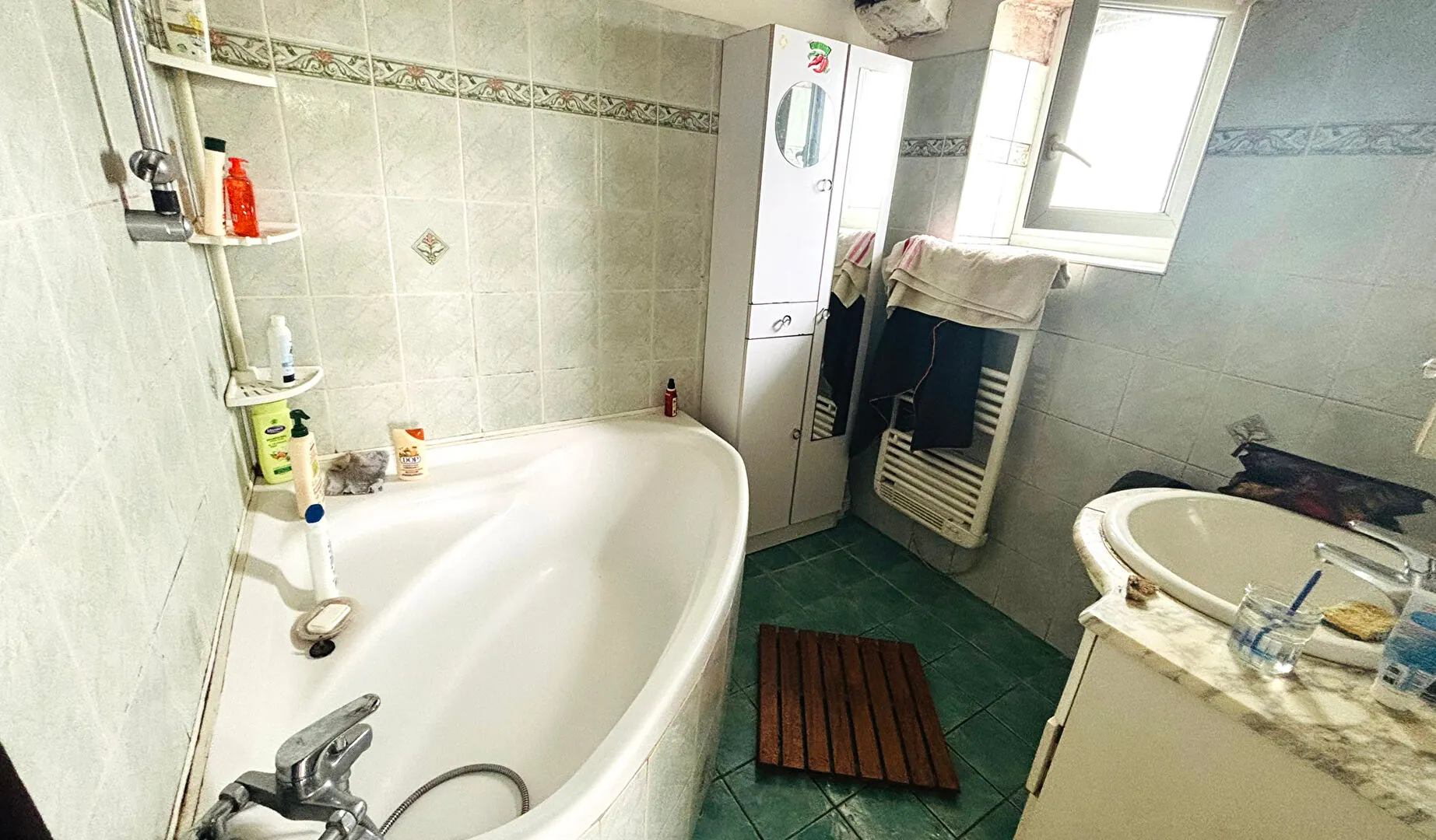 Maison ancienne à Urt avec locataires, grand potentiel d'investissement 