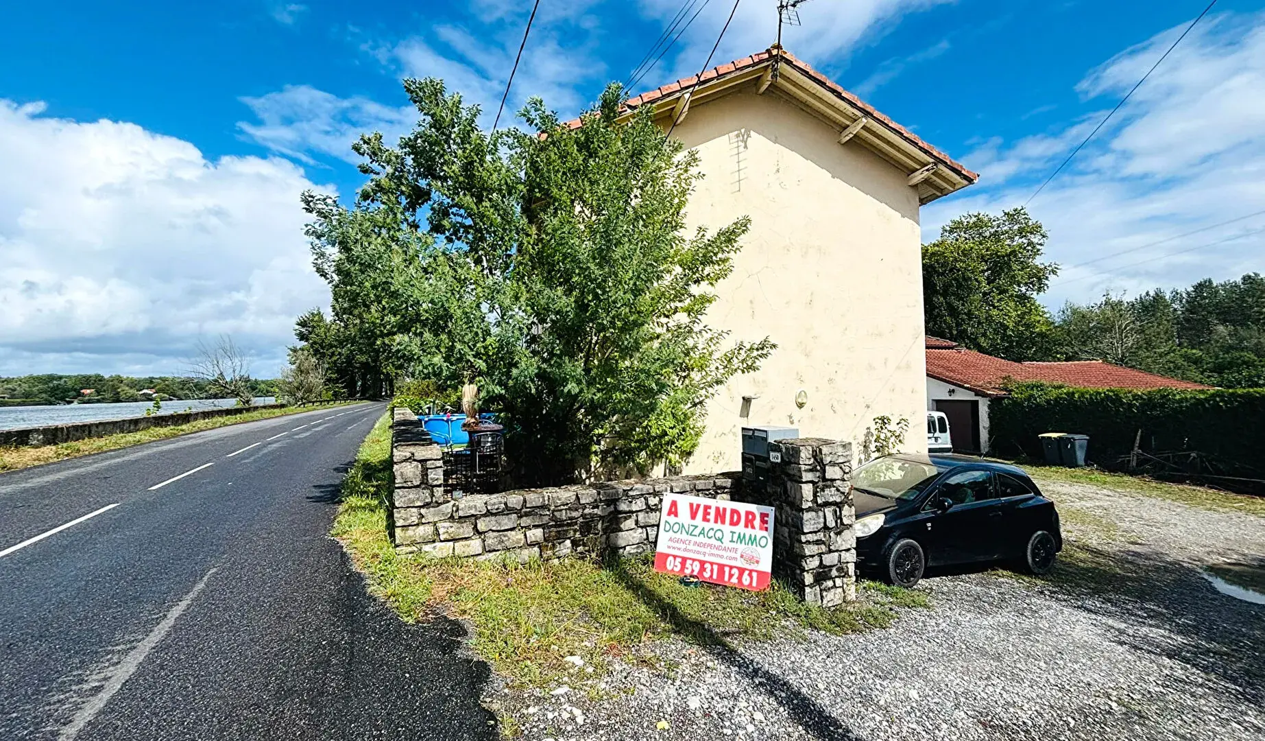 Maison ancienne à Urt avec locataires, grand potentiel d'investissement 