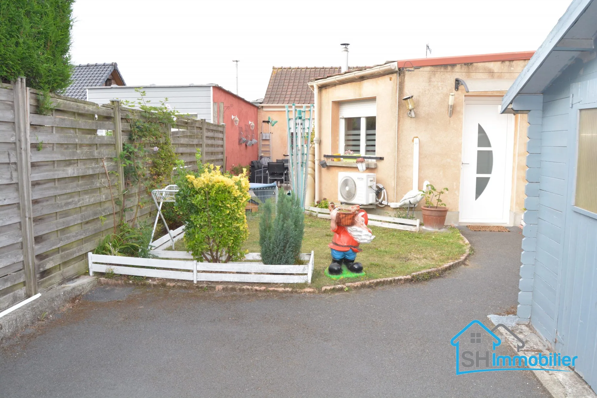 Maison de plain-pied avec 2 chambres, jardin et parking à Wattrelos 