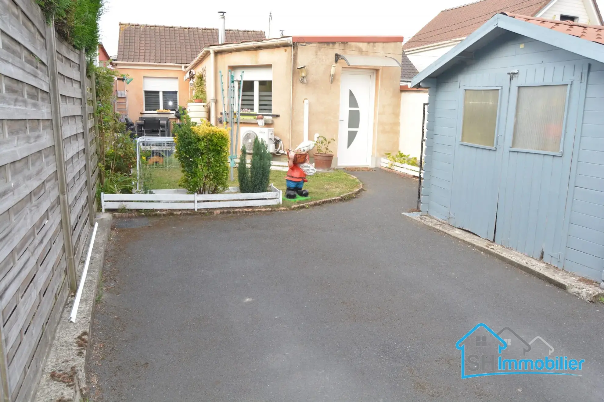 Maison de plain-pied avec 2 chambres, jardin et parking à Wattrelos 