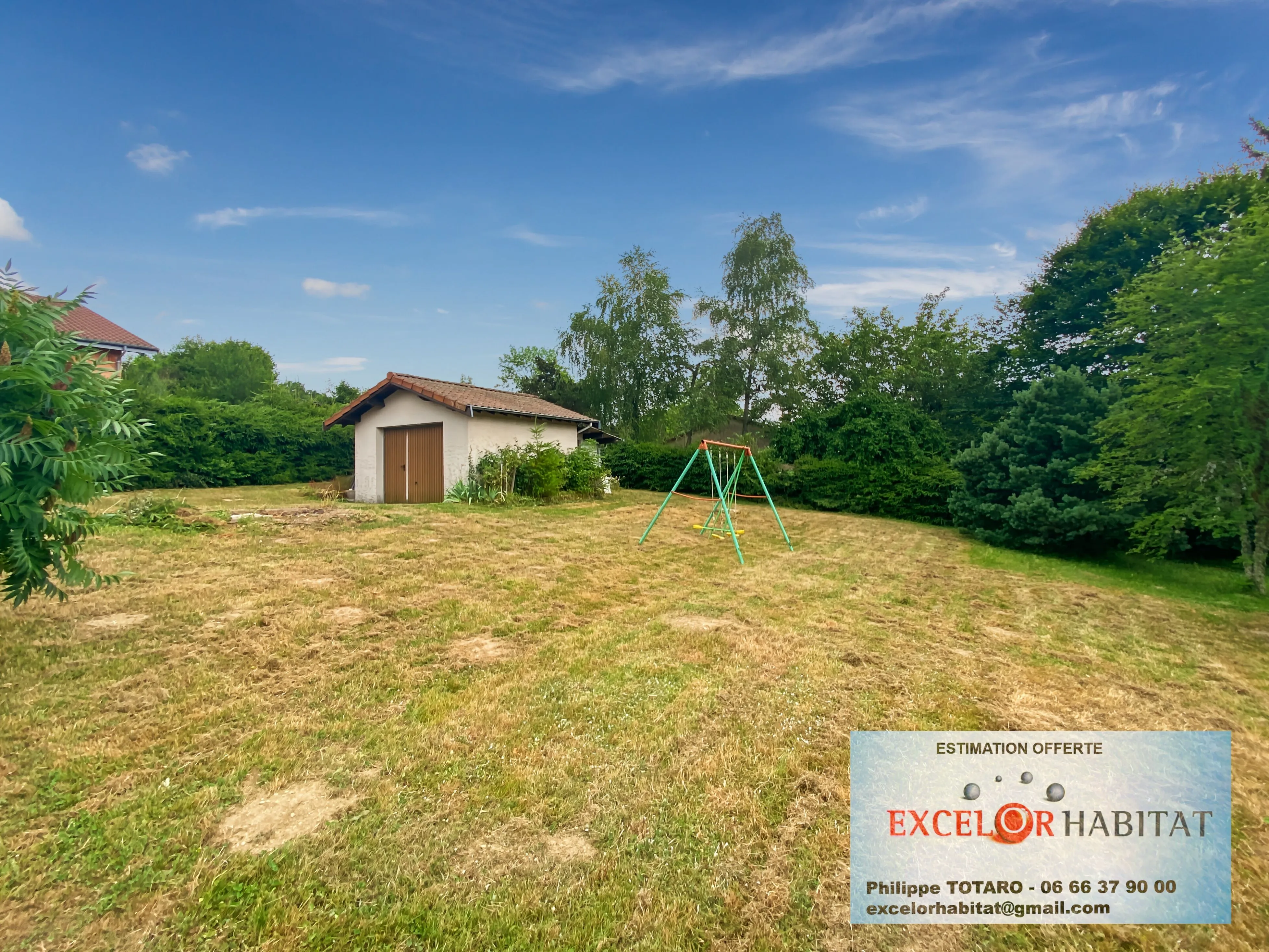 Belle maison en pierre avec vue panoramique, jardin et garage dans le Beaujolais Vert 