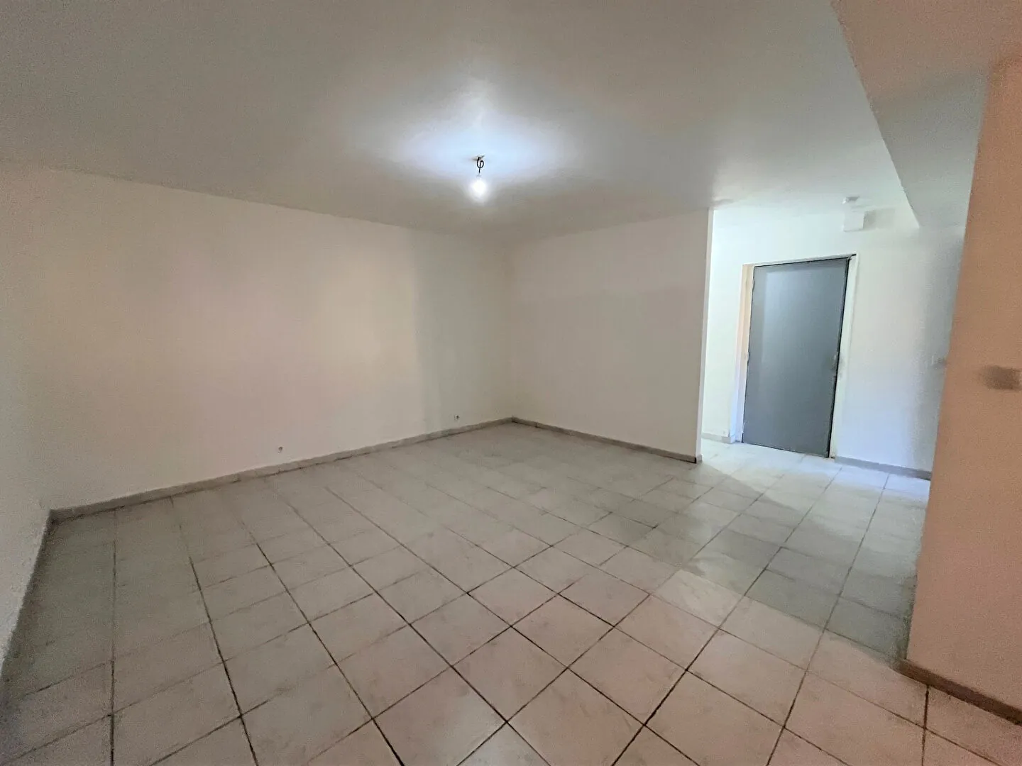 Partie de maison à Apt avec garage, séjour et chambre - Quartier calme 