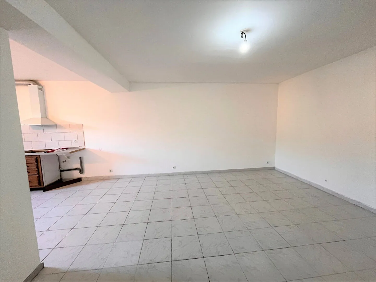 Partie de maison à Apt avec garage, séjour et chambre - Quartier calme 