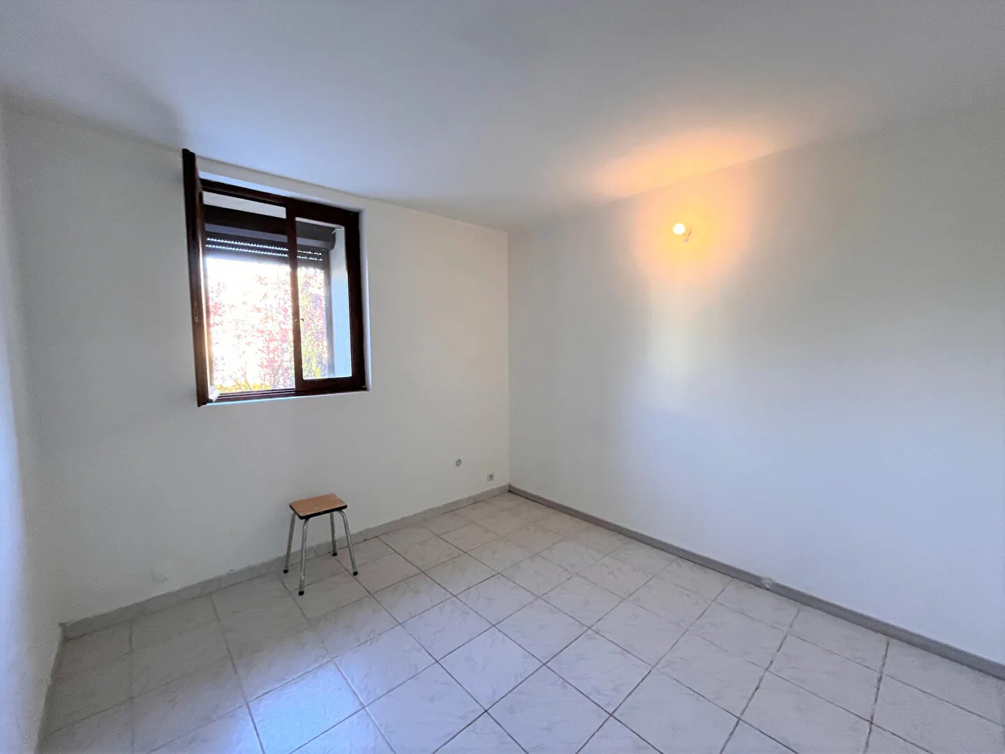 Partie de maison à Apt avec garage, séjour et chambre - Quartier calme 