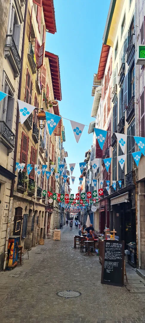 Studio rénové à Bayonne proche des halles et de la cathédrale à moins de 90 000 € 