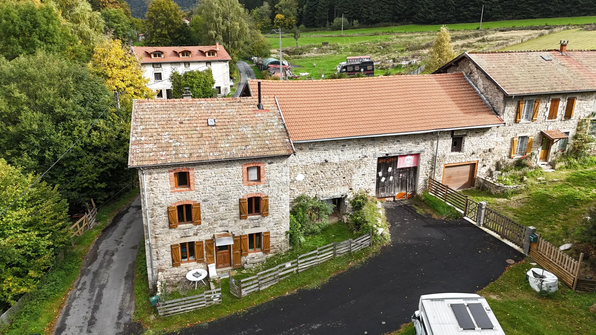 Propriété rurale en pierre avec dépendances à Saint-Pierre-La-Bourlhonne à vendre 