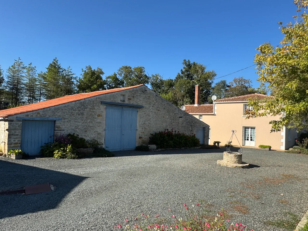 Maison en pierre avec dépendances et granges à Saint Jean d'Hermine, potentiel pour artisans et projets touristiques