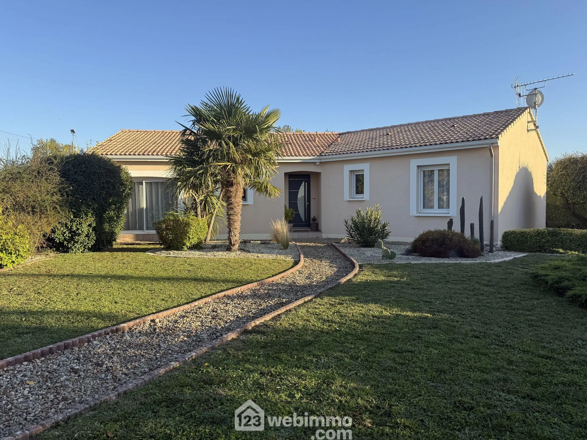 Maison de 103 m² avec piscine à Champigny en Rochereau - Terrain de 1092 m² 