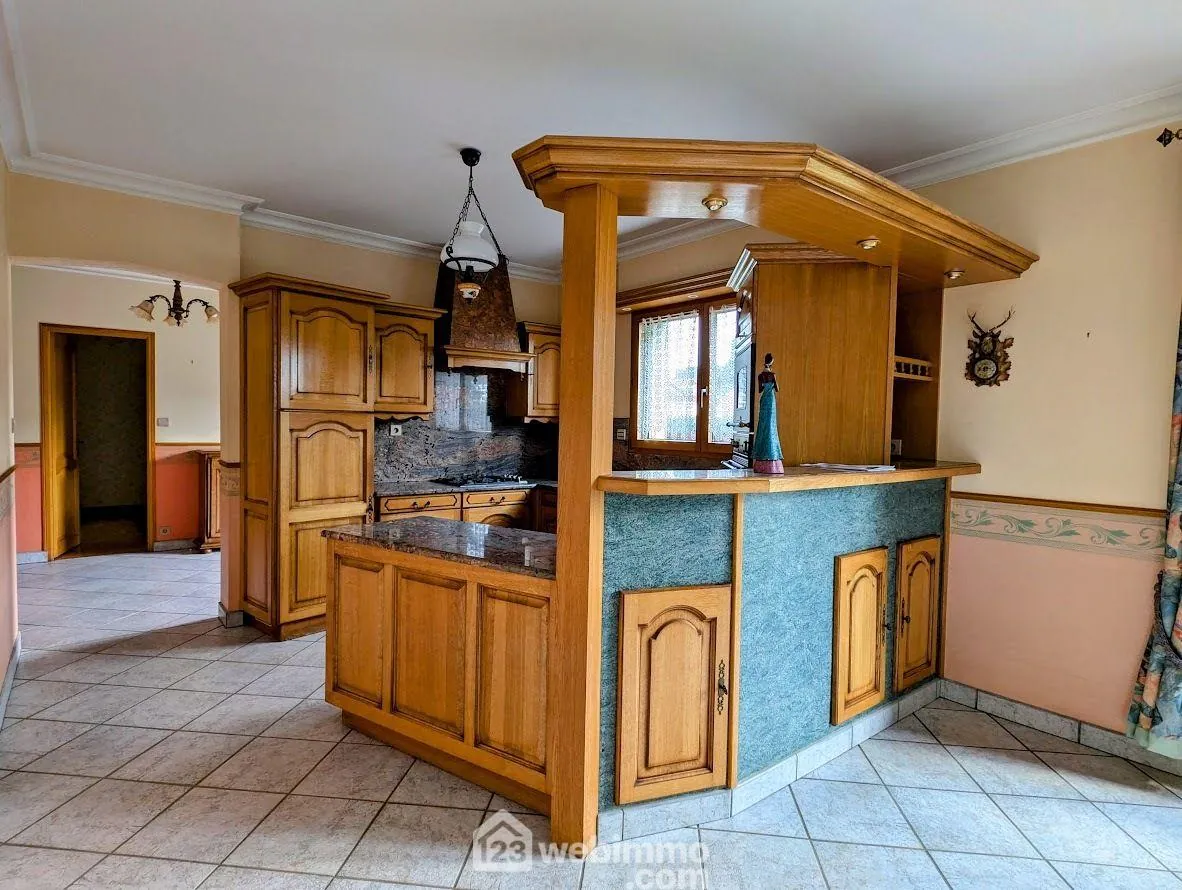 Belle maison 7 pièces à Callac avec jardin et garage en vente 